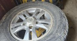 Шина и диски оригинальные диски зимняя шина почти новые подходят крузак за 300 000 тг. в Алматы – фото 2
