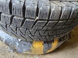 Шина и диски оригинальные диски зимняя шина почти новые подходят крузак за 300 000 тг. в Алматы – фото 3