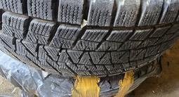 Шина и диски оригинальные диски зимняя шина почти новые подходят крузак за 300 000 тг. в Алматы – фото 3