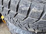 Шина и диски оригинальные диски зимняя шина почти новые подходят крузак за 300 000 тг. в Алматы – фото 4