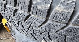Шина и диски оригинальные диски зимняя шина почти новые подходят крузак за 300 000 тг. в Алматы – фото 4