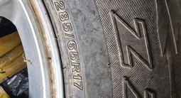 Шина и диски оригинальные диски зимняя шина почти новые подходят крузак за 300 000 тг. в Алматы – фото 5