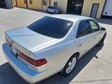 Toyota Camry 2001 годаүшін3 500 000 тг. в Атырау – фото 2