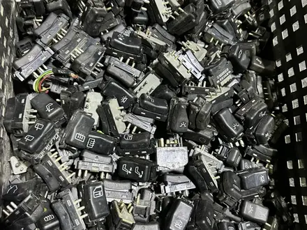 W124 w140 w202 w210 кнопки разные за 1 000 тг. в Алматы