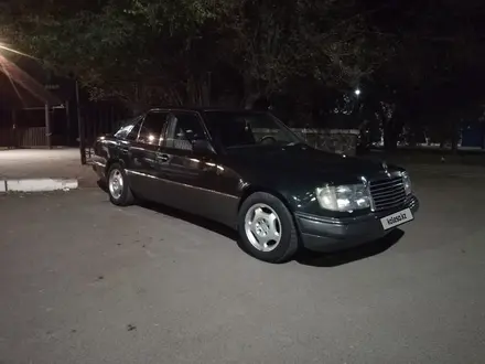 Mercedes-Benz E 230 1990 года за 850 000 тг. в Караганда