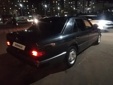 Mercedes-Benz E 230 1990 года за 850 000 тг. в Караганда – фото 2