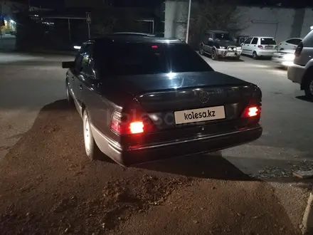 Mercedes-Benz E 230 1990 года за 850 000 тг. в Караганда – фото 3