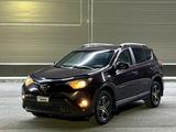 Toyota RAV4 2017 года за 7 000 000 тг. в Актобе – фото 2