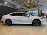 Toyota Camry Luxe 2025 года за 24 290 000 тг. в Актобе – фото 3