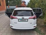 Toyota RAV4 2017 года за 11 600 000 тг. в Уральск – фото 2