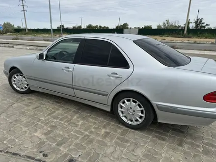 Mercedes-Benz E 240 1999 года за 3 300 000 тг. в Актау – фото 2