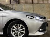 Toyota Camry 2018 годаүшін13 650 000 тг. в Актобе – фото 2