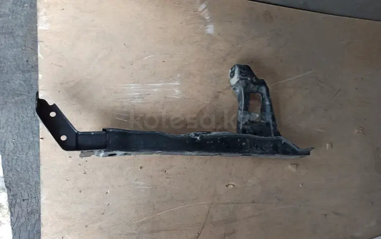 Вертикальная планка радиатора на land cruiser 200 за 10 000 тг. в Астана