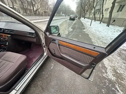 Mercedes-Benz E 230 1992 года за 2 500 000 тг. в Алматы – фото 16