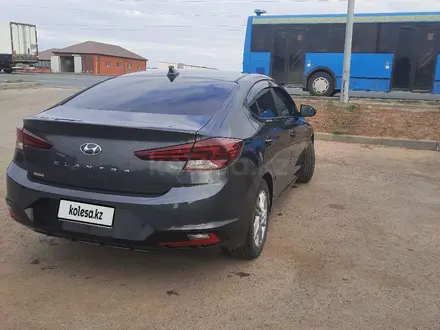 Hyundai Elantra 2019 года за 6 000 000 тг. в Актобе – фото 4