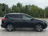 Toyota RAV4 2015 года за 10 700 000 тг. в Уральск – фото 3