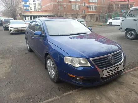 Volkswagen Passat 2005 года за 1 800 000 тг. в Атырау – фото 2