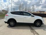 Toyota RAV4 2018 года за 12 950 000 тг. в Актобе – фото 4