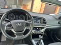 Hyundai Elantra 2017 годаүшін8 000 000 тг. в Актобе – фото 16