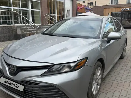 Toyota Camry 2019 года за 9 200 000 тг. в Семей – фото 2