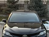 Toyota Camry 2019 года за 14 900 000 тг. в Шымкент – фото 2
