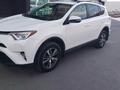 Toyota RAV4 2018 года за 11 900 000 тг. в Актобе