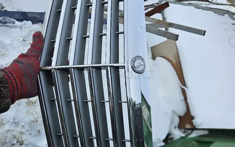 Решетка радиатора облицовка на W211 за 62 000 тг. в Шымкент