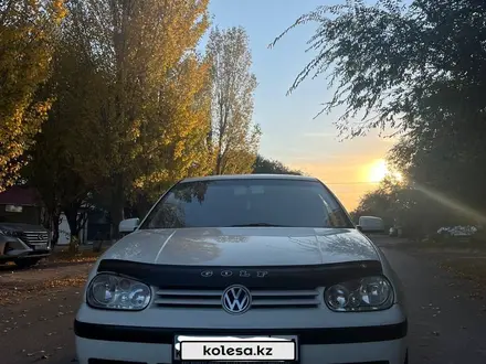 Volkswagen Golf 2002 года за 3 800 000 тг. в Астана