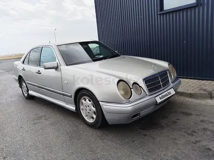 Mercedes-Benz E 240 1997 года за 2 150 000 тг. в Байконыр – фото 2