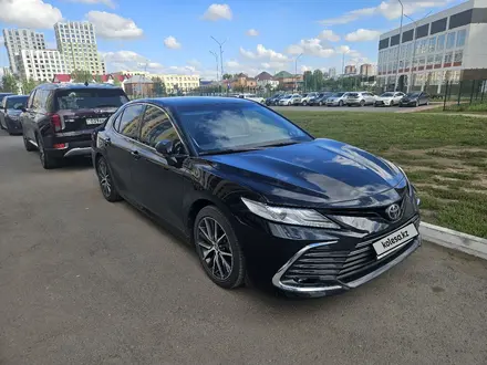 Toyota Camry 2023 года за 21 500 000 тг. в Астана