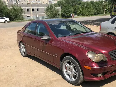 Mercedes-Benz C 32 AMG 2001 года за 3 500 000 тг. в Атырау – фото 2