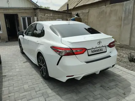 Toyota Camry 2018 года за 11 800 000 тг. в Тараз – фото 2