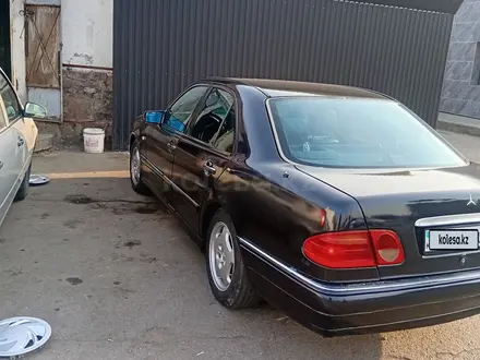 Mercedes-Benz E 320 1996 года за 2 700 000 тг. в Шымкент – фото 3