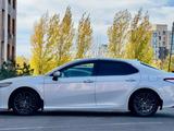 Toyota Camry 2019 года за 14 500 000 тг. в Караганда – фото 2