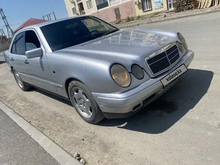 Mercedes-Benz E 320 1997 года за 2 500 000 тг. в Атырау