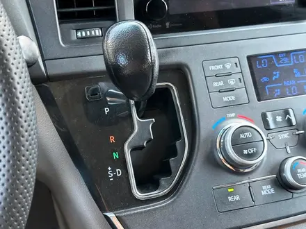 Toyota Sienna 2015 года за 13 500 000 тг. в Атырау – фото 11