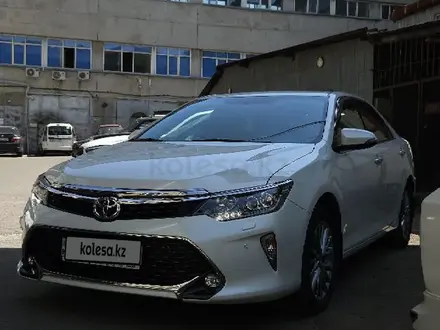 Toyota Camry 2017 года за 13 900 000 тг. в Алматы – фото 2