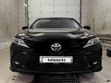 Toyota Camry 2019 года за 13 600 000 тг. в Атырау – фото 2