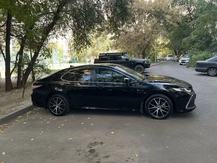 Toyota Camry 2021 года за 13 600 000 тг. в Алматы – фото 4
