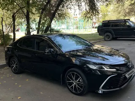 Toyota Camry 2021 года за 13 600 000 тг. в Алматы – фото 3