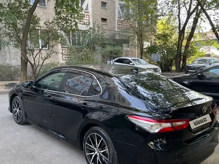 Toyota Camry 2021 года за 13 600 000 тг. в Алматы – фото 6