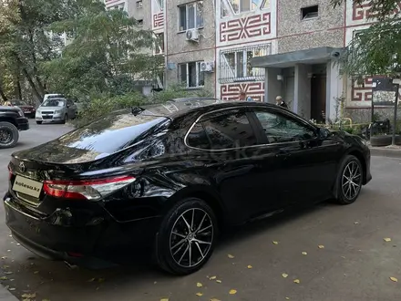 Toyota Camry 2021 года за 13 600 000 тг. в Алматы – фото 5