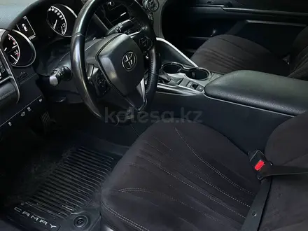 Toyota Camry 2021 года за 13 600 000 тг. в Алматы – фото 8