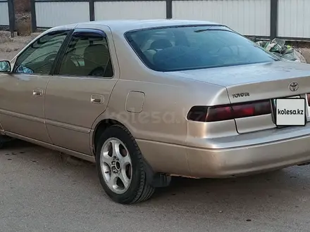 Toyota Camry 1998 года за 2 350 000 тг. в Караганда – фото 4