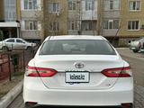 Toyota Camry 2017 года за 11 000 000 тг. в Актобе – фото 2