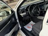 Toyota Camry 2017 года за 11 000 000 тг. в Актобе – фото 4