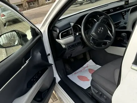 Toyota Camry 2017 года за 11 000 000 тг. в Актобе – фото 4