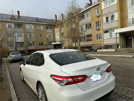 Toyota Camry 2017 года за 11 000 000 тг. в Актобе – фото 3