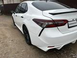 Toyota Camry 2021 года за 12 500 000 тг. в Уральск – фото 2