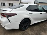 Toyota Camry 2021 года за 12 500 000 тг. в Уральск – фото 3